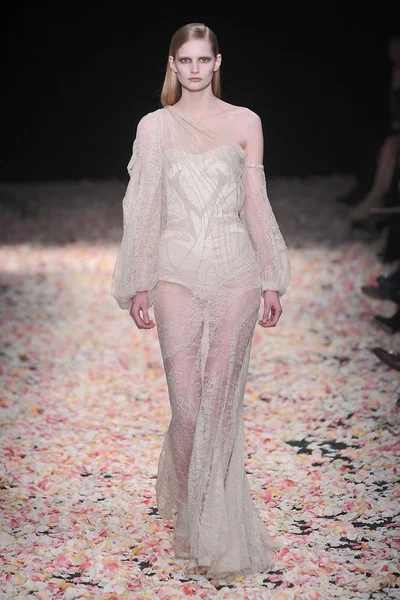 Look 18